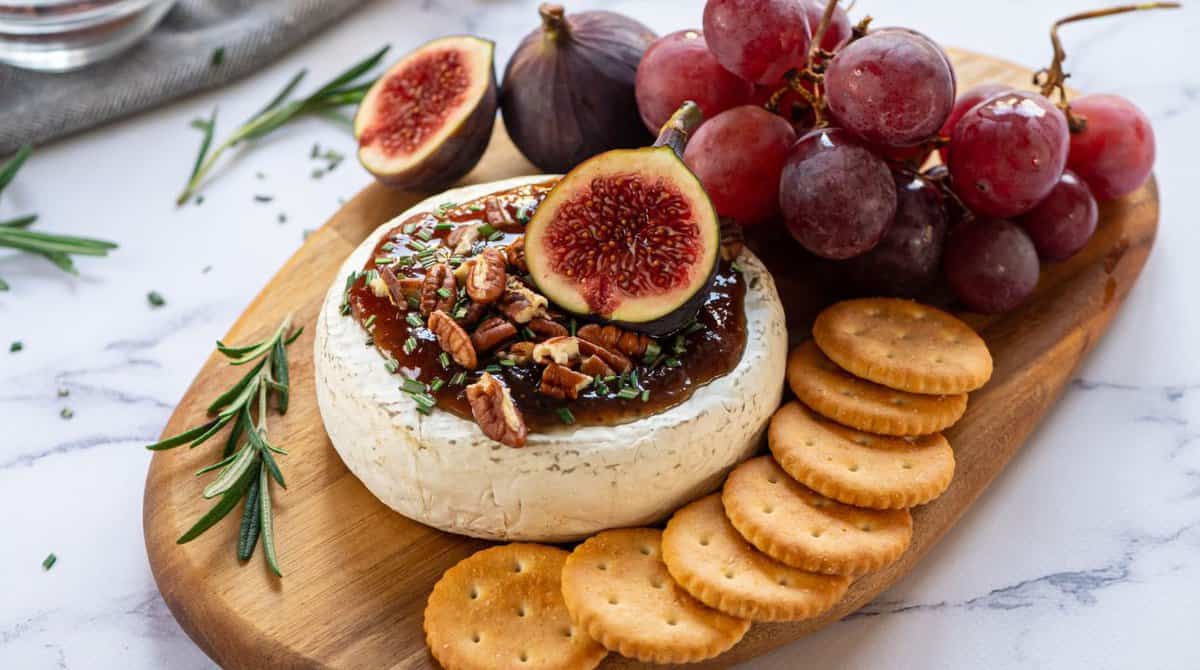 Effortless Elegance: Easy Baked Brie Recipes to Wow Guests